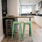 Magnificent House For 6 In Fulham With Back Garden